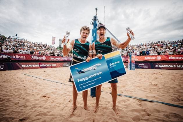 Beach volleyball men Allianz German Beach Tour 2025 Tourstop Munich 06 07 2025 v l Luis Kubo and David Poniewaz win the tournament in Munich and celebrate with the trophies Munich Central University Sports Munich Bavaria Germany