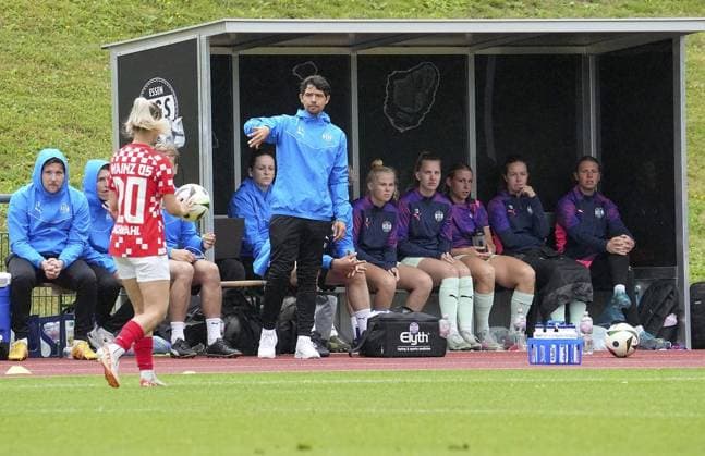 Womens football in Essen FOR EDITORIAL PURPOSES ONLY EDITORIAL USE ONLY p Team manager Robert Augustin SGS The test match SGS Essen against 1 FSV Mainz 05 ended on 05 07 2025 with 4 0 at the Helmut Rahn sports facility Raumerstraße 57 Michael Gohl FUNKE Foto Services p Sport Deutschland Nordrhein Westfalen Essen Copyright MichaelxGohl Copyright: MichaelxGohl doc81e4p7mxiv41gbn96ksy ,EDITORIAL USE ONLY Copyright: MichaelxGohl
