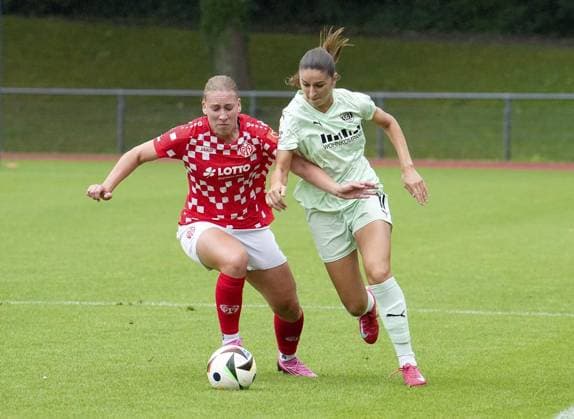 Womens football in Essen FOR EDITORIAL PURPOSES ONLY EDITORIAL USE ONLY p Laureta Elmazi SGS vs Johanna Maria Berg M05 The test match between SGS Essen and 1 FSV Mainz 05 ended 4-0 on 05 07 2025 at the Helmut Rahn Sportanlage Raumerstraße 57 Michael Gohl FUNKE Foto Services p Sport Deutschland Nordrhein Westfalen Essen Copyright MichaelxGohl Copyright: MichaelxGohl doc81e4p7vh6ox3nf60p56 ,EDITORIAL USE ONLY Copyright: MichaelxGohl