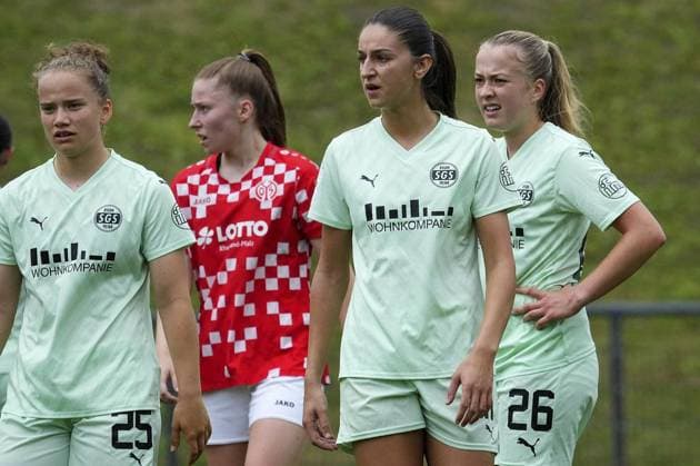 Womens football in Essen FOR EDITORIAL PURPOSES ONLY EDITORIAL USE ONLY p Paulina Platner, Laureta Elmazi and Lany Mia Bäcker SGS The test match between SGS Essen and 1 FSV Mainz 05 ended 4-0 on 05 07 2025 at the Helmut Rahn Sportanlage Raumerstraße 57 Michael Gohl FUNKE Foto Services p Sport Deutschland Nordrhein Westfalen Essen Copyright MichaelxGohl Copyright: MichaelxGohl doc81e4pa424kg8xfj07ow ,EDITORIAL USE ONLY Copyright: MichaelxGohl