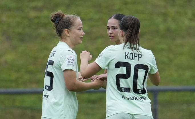 Womens football in Essen FOR EDITORIAL PURPOSES ONLY EDITORIAL USE ONLY p Paulina Platner, Kassandra Potsi and Leonie Köpp SGS celebrate a goal The test match between SGS Essen and 1 FSV Mainz 05 ended 4-0 on 05 07 2025 at the Helmut Rahn Sportanlage Raumerstraße 57 Michael Gohl FUNKE Foto Services p Sport Deutschland Nordrhein Westfalen Essen Copyright MichaelxGohl Copyright: MichaelxGohl doc81e4pbwwqmfbs9jii1z ,EDITORIAL USE ONLY Copyright: MichaelxGohl