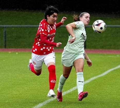 Womens football in Essen FOR EDITORIAL PURPOSES ONLY EDITORIAL USE ONLY p Leonie Köpp SGS vs Yurina Imai M05 The test match between SGS Essen and 1 FSV Mainz 05 ended 4-0 on 05 07 2025 at the Helmut Rahn Sportanlage Raumerstraße 57 Michael Gohl FUNKE Foto Services p Sport Deutschland Nordrhein Westfalen Essen Copyright MichaelxGohl Copyright: MichaelxGohl doc81e4pch6zgmmjtl0fcp ,EDITORIAL USE ONLY Copyright: MichaelxGohl