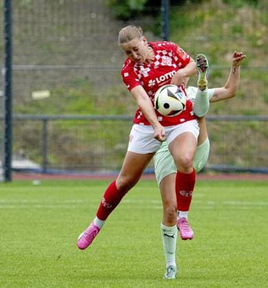 Womens football in Essen FOR EDITORIAL PURPOSES ONLY EDITORIAL USE ONLY p Paula Flach SGS vs Johanna Maria Berg M05 The test match SGS Essen vs 1 FSV Mainz 05 ended on 05 07 2025 with 4 0 at the Helmut Rahn Sportanlage Raumerstraße 57 Michael Gohl FUNKE Foto Services p Sport Deutschland Nordrhein Westfalen Essen Copyright MichaelxGohl Copyright: MichaelxGohl doc81e4pe5xopkhgdukgvz ,EDITORIAL USE ONLY Copyright: MichaelxGohl