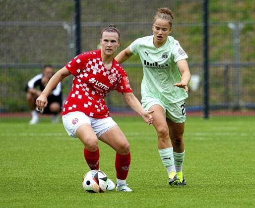 Womens football in Essen FOR EDITORIAL PURPOSES ONLY EDITORIAL USE ONLY p Paulina Platner SGS vs Nadine Anstatt M05 The test match between SGS Essen and 1 FSV Mainz 05 ended 4-0 on 05 07 2025 at the Helmut Rahn Sportanlage Raumerstraße 57 Michael Gohl FUNKE Foto Services p Sport Deutschland Nordrhein Westfalen Essen Copyright MichaelxGohl Copyright: MichaelxGohl doc81e4pekrnfnu0fi8cbl ,EDITORIAL USE ONLY Copyright: MichaelxGohl