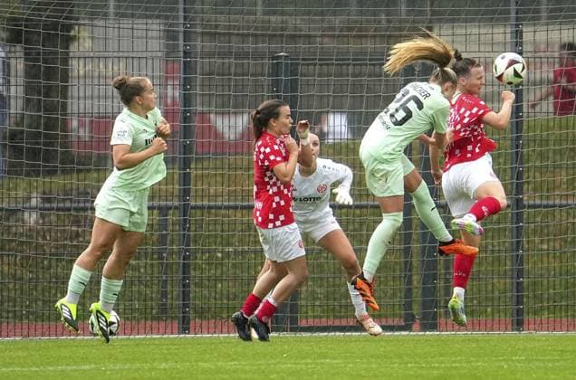 Womens football in Essen FOR EDITORIAL PURPOSES ONLY EDITORIAL USE ONLY p Paulina Platner and Lany Mia Bäcker SGS vs Kara Bathmann and Nadine Anstatt M05 The test match between SGS Essen and 1 FSV Mainz 05 ended 4-0 on 05 07 2025 at the Helmut Rahn Sportanlage Raumerstraße 57 Michael Gohl FUNKE Foto Services p Sport Deutschland Nordrhein Westfalen Essen Copyright MichaelxGohl Copyright: MichaelxGohl doc81e4pg6hnbc1bpi9ep1 ,EDITORIAL USE ONLY Copyright: MichaelxGohl