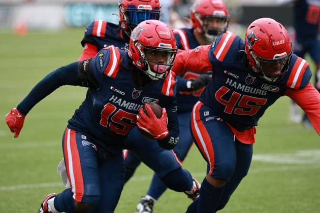 Interception by 15 Jonell Pelie (LB) Hamburg Sea Devils to a pik six Touchdown. Hamburg Sea Devil vs Nordic Storm, American Football, European League of Football, Week 8, 2025, 06.07.2025, Hamburg Stadion Hoheluft Hamburg Germany Copyright: xFootxBowl ChristopherxMettkenx