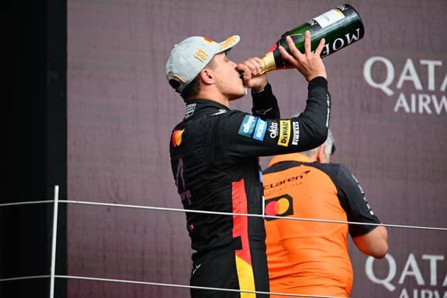 F1 Grand Prix of Great Britain Lando Norris of the McLaren F1 Team celebrates on the podium during the race, the 13th round of the Formula 1 World Championship, WM, Weltmeisterschaft at Silverstone Circuit in Silverstone, Northamptonshire, England, on July 6, 2025. Silverstone Northampshire United Kingdom  Copyright: xAndreaxDiodatox originalFilename:diodato-formula1250706_npfQU.jpg