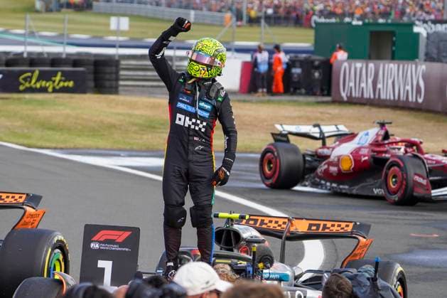 FORMULA 1 BRITISH GRAND PRIX 2025 Lando Norris 4 (GBR), McLaren MCL39 celebrates winning in Parc firm gestures during the FORMULA 1 QATAR AIRWAYS BRITISH GRAND PRIX 2025 at the Silverstone Circuit, Silverstone, England, United Kingdom on 6 July 2025 Credit: Robbie Hoad Every Second Media Editorial use only. All images are copyright Every Second Media Limited. No images may be reproduced without prior permission. Copyright: xIMAGO EveryxSecondxMediax ESM-1520-0094 RobbiexHoadx xEveryxSecondxMediax