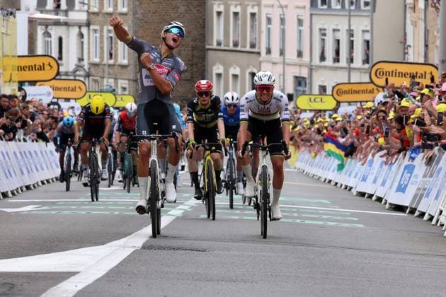 TOUR DE FRANCE 2025 PHOTOPQR VOIX DU NORD STEPHANE MORTAGNE ; 06 07 2025 ; BOULOGNE SUR MER, 06.07.2025 Cyclisme, velo, Tour de France, Arrivée de la 2eme etape du Tour de France entre Lauwin Planque et Boulogne sur mer Victoire au sprint de Mathieu VAN DER POEL devant Tadej POGACAR. Mathieu VAN DER POEL nouveau maillot jaune PHOTO STEPHANE MORTAGNE LA VOIX DU NORD- French cycling race Tour de France 2024 takes place in july 2025 Hauts de France France Copyright: xPHOTOPQR VOIXxDUxNORD MAXPPPxSTEPHANExMORTAGNEx 20250706VDN2767 20250706VDN2767