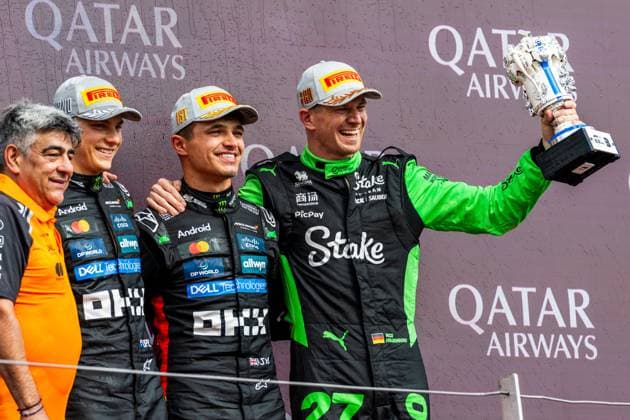 06 07 2025, Silverstone Circuit, Silverstone, FORMULA 1 QATAR AIRWAYS BRITISH GRAND PRIX 2025 , pictured Sensational 3rd place and thus the first podium in 239 races for Nico Hülkenberg DEU , Stake F1 Team Kick Sauber winner Lando Norris GBR , McLaren F1 Team, 2nd place for Oscar Piastri AUS , McLaren F1 Team Photo by Martin Trenkler Hasan Bratic DeFodi Images