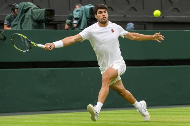 Wimbledon Tennis Championships - Day 7 LONDON, ENGLAND - July 06: Carlos Alcaraz of Spain plays in the Men’s singles fourth round match against Andrey Rublev (not seen) during day seven of The Championships Wimbledon 2025 at All England Lawn Tennis and Croquet Club on July 06, 2025 in London, England. Ray Tang Anadolu London United Kingdom. Editorial use only. Please get in touch for any other usage.  Copyright: x2025xAnadoluxRayxTangx