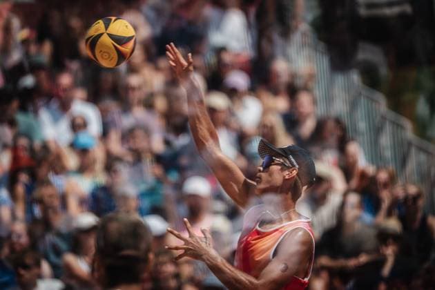 Beach volleyball men Allianz German Beach Tour 2025 Tourstop Munich 06 07 2025 Serve by Valentin Schneckenburger Munich Central University Sports Munich Bavaria Germany