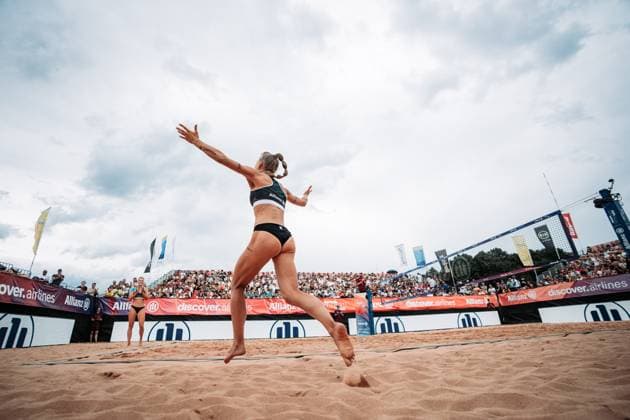Beach volleyball women Allianz German Beach Tour 2025 Tourstop Munich 06 07 2025 Paula Schürholz runs into the stadium Munich Central University Sports Munich Bavaria Germany