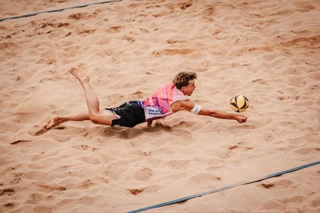 Beach volleyball men Allianz German Beach Tour 2025 Tourstop Munich 06 07 2025 Luis Kubo jumps to the ball Munich Central University Sports Munich Bavaria Germany