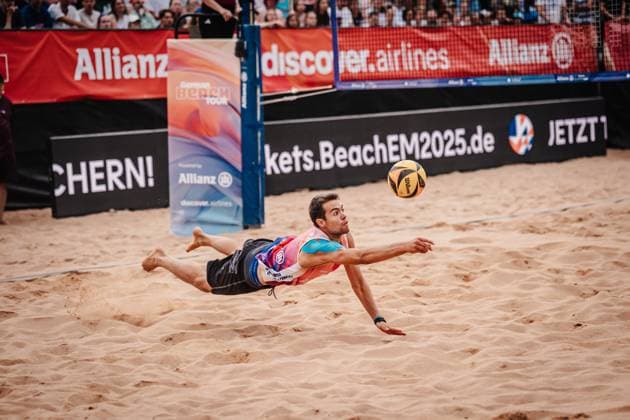 Beach volleyball men Allianz German Beach Tour 2025 Tourstop Munich 06 07 2025 Yannick Bibelriether jumps to the ball Munich Central University Sports Munich Bavaria Germany
