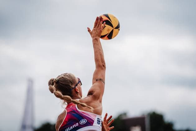 Beach volleyball women Allianz German Beach Tour 2025 Tourstop Munich 06 07 2025 Paula Schürholz serving Munich Central University Sports Munich Bavaria Germany
