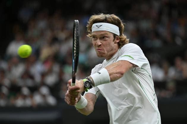 Day Seven: The Championships - Wimbledon 2025 LONDON, ENGLAND - JULY 06: Andrey Rublev in action against Carlos Alcaraz of Spain during the Gentlemen s Singles fourth round match on day seven of The Championships Wimbledon 2025 at All England Lawn Tennis and Croquet Club on July 06, 2025 in London, England. (Photo by Visionhaus via ) London All England Lawn Tennis and Croq England United Kingdom Copyright: xVisionhausx 776301259