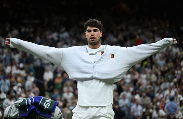 Day Seven: The Championships - Wimbledon 2025 LONDON, ENGLAND - JULY 06: Carlos Alcaraz of Spain puts on his jumper as he prepares to leave the court following victory against Andrey Rublev during the Gentlemen s Singles fourth round match on day seven of The Championships Wimbledon 2025 at All England Lawn Tennis and Croquet Club on July 06, 2025 in London, England. (Photo by Visionhaus via ) London All England Lawn Tennis and Croq England United Kingdom Copyright: xVisionhausx 776301259