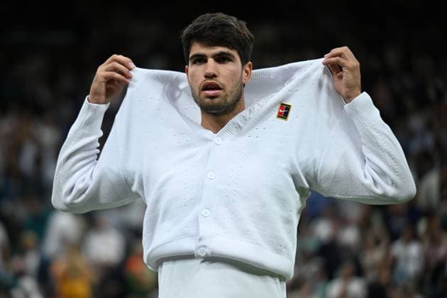 Day Seven: The Championships - Wimbledon 2025 LONDON, ENGLAND - JULY 06: Carlos Alcaraz of Spain puts on his jumper as he prepares to leave the court following victory against Andrey Rublev during the Gentlemen s Singles fourth round match on day seven of The Championships Wimbledon 2025 at All England Lawn Tennis and Croquet Club on July 06, 2025 in London, England. (Photo by Visionhaus via ) London All England Lawn Tennis and Croq England United Kingdom Copyright: xVisionhausx 776301259