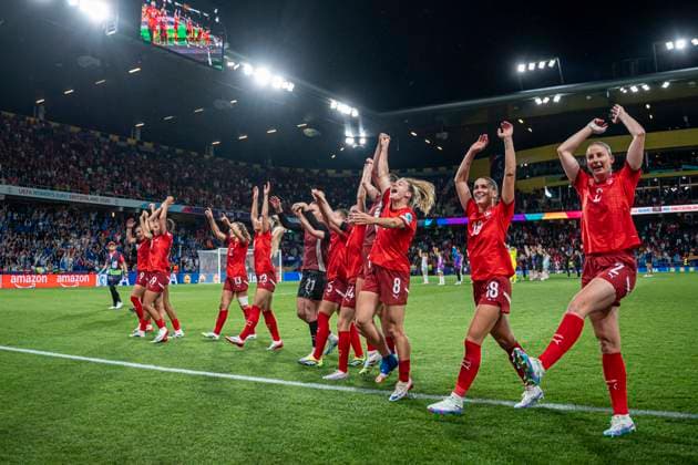 Bern, Switzerland, July 6th 2025 Switzerland players celebrating after winning the UEFA Womens EURO 2025 Group A match between Switzerland and Iceland at Stadion Wankdorf in Bern, Switzerland. (Priscila Bütler SPP) Copyright: xPriscilaxBütlerx xSPPx spp-en-PrBSp-_DSC0919