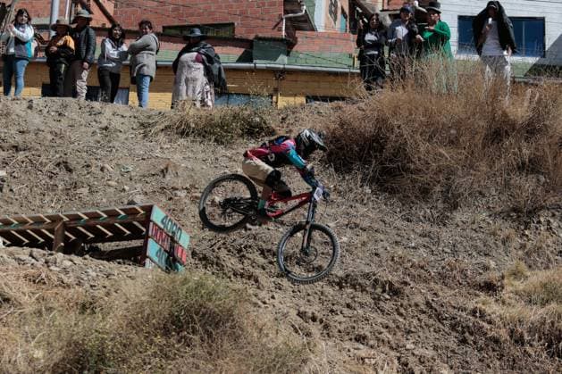 Challenge Downhill 4,000 competition in Bolivia LA PAZ, BOLIVIA - JULY 6: A cyclist jump a platform in the Challenge Downhill 4,000 competition, in La Paz, Bolivia on July 06, 2025. More than 140 Bolivian and foreign cyclists participated this Sunday in the Challenge Downhill 4,000 , the longest and highest urban descent in the world with a route of 3.8 kilometers Jorge Mateo Romay Salinas Anadolu La Paz Bolivia. Editorial use only. Please get in touch for any other usage.  Copyright: x2025xAnadoluxJorgexMateoxRomayxSalinasx