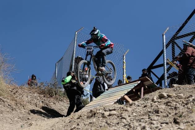 Challenge Downhill 4,000 competition in Bolivia LA PAZ, BOLIVIA - JULY 6: A cyclist jump a platform in the Challenge Downhill 4,000 competition, in La Paz, Bolivia on July 06, 2025. More than 140 Bolivian and foreign cyclists participated this Sunday in the Challenge Downhill 4,000 , the longest and highest urban descent in the world with a route of 3.8 kilometers Jorge Mateo Romay Salinas Anadolu La Paz Bolivia. Editorial use only. Please get in touch for any other usage.  Copyright: x2025xAnadoluxJorgexMateoxRomayxSalinasx