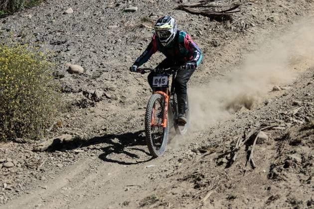 Challenge Downhill 4,000 competition in Bolivia LA PAZ, BOLIVIA - JULY 6: A cyclist rides a dirt track during the Challenge Downhill 4.000 competition in La Paz, Bolivia on July 6, 2025. More than 140 Bolivian and foreign cyclists participated this Sunday in the Challenge Downhill 4.000 , the longest and highest urban downhill in the world with a route of 3.8 kilometers. Jorge Mateo Romay Salinas Anadolu La Paz Bolivia. Editorial use only. Please get in touch for any other usage.  Copyright: x2025xAnadoluxJorgexMateoxRomayxSalinasx