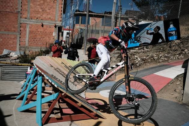 Challenge Downhill 4,000 competition in Bolivia LA PAZ, BOLIVIA - JULY 6: A cyclist rides over a platform during the Challenge Downhill 4.000 competition in La Paz, Bolivia, on July 6, 2025. More than 140 Bolivian and foreign cyclists participated this Sunday in the Challenge Downhill 4.000 , the longest and highest urban downhill in the world with a route of 3.8 kilometers. Jorge Mateo Romay Salinas Anadolu La Paz Bolivia. Editorial use only. Please get in touch for any other usage.  Copyright: x2025xAnadoluxJorgexMateoxRomayxSalinasx