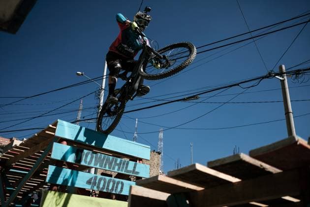 Challenge Downhill 4,000 competition in Bolivia LA PAZ, BOLIVIA - JULY 6: A cyclist jump a platform in the Challenge Downhill 4,000 competition, in La Paz, Bolivia on July 06, 2025. More than 140 Bolivian and foreign cyclists participated this Sunday in the Challenge Downhill 4,000 , the longest and highest urban descent in the world with a route of 3.8 kilometers Jorge Mateo Romay Salinas Anadolu La Paz Bolivia. Editorial use only. Please get in touch for any other usage.  Copyright: x2025xAnadoluxJorgexMateoxRomayxSalinasx