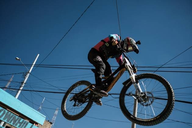 Challenge Downhill 4,000 competition in Bolivia LA PAZ, BOLIVIA - JULY 6: A cyclist jump a platform in the Challenge Downhill 4,000 competition, in La Paz, Bolivia on July 06, 2025. More than 140 Bolivian and foreign cyclists participated this Sunday in the Challenge Downhill 4,000 , the longest and highest urban descent in the world with a route of 3.8 kilometers Jorge Mateo Romay Salinas Anadolu La Paz Bolivia. Editorial use only. Please get in touch for any other usage.  Copyright: x2025xAnadoluxJorgexMateoxRomayxSalinasx
