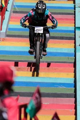 Challenge Downhill 4,000 competition in Bolivia LA PAZ, BOLIVIA - JULY 6: A cyclist down stairs the Challenge Downhill 4,000 competition, in La Paz, Bolivia on July 06, 2025. More than 140 Bolivian and foreign cyclists participated this Sunday in the Challenge Downhill 4,000 , the longest and highest urban descent in the world with a route of 3.8 kilometers Jorge Mateo Romay Salinas Anadolu La Paz Bolivia. Editorial use only. Please get in touch for any other usage.  Copyright: x2025xAnadoluxJorgexMateoxRomayxSalinasx