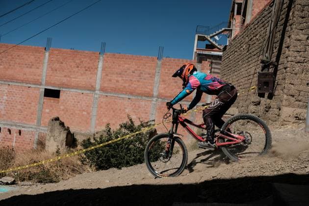Challenge Downhill 4,000 competition in Bolivia LA PAZ, BOLIVIA - JULY 6: A cyclist rides a dirt track during the Challenge Downhill 4.000 competition in La Paz, Bolivia on July 6, 2025. More than 140 Bolivian and foreign cyclists participated this Sunday in the Challenge Downhill 4.000 , the longest and highest urban downhill in the world with a route of 3.8 kilometers. Jorge Mateo Romay Salinas Anadolu La Paz Bolivia. Editorial use only. Please get in touch for any other usage.  Copyright: x2025xAnadoluxJorgexMateoxRomayxSalinasx