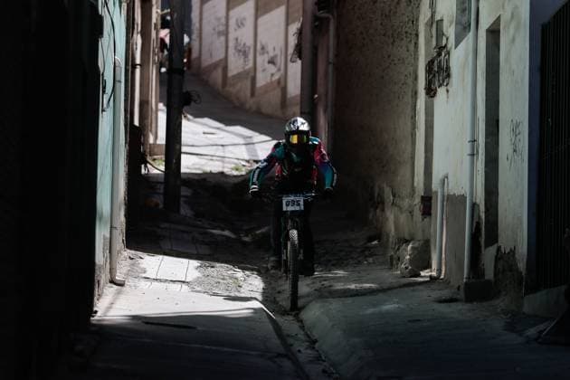 Challenge Downhill 4,000 competition in Bolivia LA PAZ, BOLIVIA - JULY 6: A cyclist rides through a narrow dirt street in the Challenge Downhill 4,000 competition, in La Paz, Bolivia on July 6, 2025. More than 140 Bolivian and foreign cyclists participated this Sunday in the Challenge Downhill 4,000 , the longest and highest urban downhill race in the world with a 3.8-kilometer course. Jorge Mateo Romay Salinas Anadolu La Paz Bolivia. Editorial use only. Please get in touch for any other usage.  Copyright: x2025xAnadoluxJorgexMateoxRomayxSalinasx