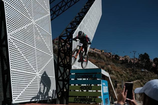 Challenge Downhill 4,000 competition in Bolivia LA PAZ, BOLIVIA - JULY 6: A cyclist jump a platform in the Challenge Downhill 4,000 competition, in La Paz, Bolivia on July 06, 2025. More than 140 Bolivian and foreign cyclists participated this Sunday in the Challenge Downhill 4,000 , the longest and highest urban descent in the world with a route of 3.8 kilometers Jorge Mateo Romay Salinas Anadolu La Paz Bolivia. Editorial use only. Please get in touch for any other usage.  Copyright: x2025xAnadoluxJorgexMateoxRomayxSalinasx