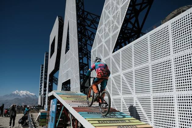 Challenge Downhill 4,000 competition in Bolivia LA PAZ, BOLIVIA - JULY 6: A cyclist rides over a platform during the Challenge Downhill 4.000 competition in La Paz, Bolivia, on July 6, 2025. More than 140 Bolivian and foreign cyclists participated this Sunday in the Challenge Downhill 4.000 , the longest and highest urban downhill in the world with a route of 3.8 kilometers. Jorge Mateo Romay Salinas Anadolu La Paz Bolivia. Editorial use only. Please get in touch for any other usage.  Copyright: x2025xAnadoluxJorgexMateoxRomayxSalinasx