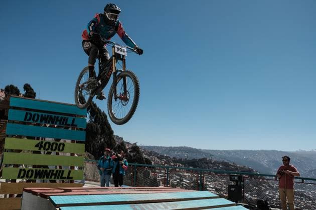 Challenge Downhill 4,000 competition in Bolivia LA PAZ, BOLIVIA - JULY 6: A cyclist jump a platform in the Challenge Downhill 4,000 competition, in La Paz, Bolivia on July 06, 2025. More than 140 Bolivian and foreign cyclists participated this Sunday in the Challenge Downhill 4,000 , the longest and highest urban descent in the world with a route of 3.8 kilometers Jorge Mateo Romay Salinas Anadolu La Paz Bolivia. Editorial use only. Please get in touch for any other usage.  Copyright: x2025xAnadoluxJorgexMateoxRomayxSalinasx