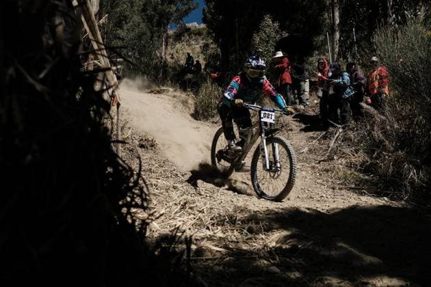 Challenge Downhill 4,000 competition in Bolivia LA PAZ, BOLIVIA - JULY 6: A cyclist rides a dirt track during the Challenge Downhill 4.000 competition in La Paz, Bolivia on July 6, 2025. More than 140 Bolivian and foreign cyclists participated this Sunday in the Challenge Downhill 4.000 , the longest and highest urban downhill in the world with a route of 3.8 kilometers. Jorge Mateo Romay Salinas Anadolu La Paz Bolivia. Editorial use only. Please get in touch for any other usage.  Copyright: x2025xAnadoluxJorgexMateoxRomayxSalinasx