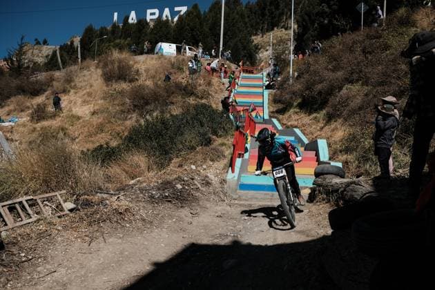 Challenge Downhill 4,000 competition in Bolivia LA PAZ, BOLIVIA - JULY 6: A cyclist down stairs the Challenge Downhill 4,000 competition, in La Paz, Bolivia on July 06, 2025. More than 140 Bolivian and foreign cyclists participated this Sunday in the Challenge Downhill 4,000 , the longest and highest urban descent in the world with a route of 3.8 kilometers Jorge Mateo Romay Salinas Anadolu La Paz Bolivia. Editorial use only. Please get in touch for any other usage.  Copyright: x2025xAnadoluxJorgexMateoxRomayxSalinasx