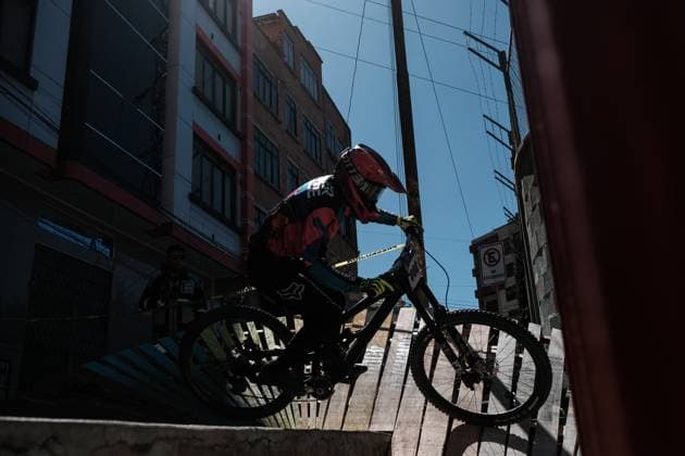 Challenge Downhill 4,000 competition in Bolivia LA PAZ, BOLIVIA - JULY 6: A cyclist rides over a platform during the Challenge Downhill 4.000 competition in La Paz, Bolivia, on July 6, 2025. More than 140 Bolivian and foreign cyclists participated this Sunday in the Challenge Downhill 4.000 , the longest and highest urban downhill in the world with a route of 3.8 kilometers. Jorge Mateo Romay Salinas Anadolu La Paz Bolivia. Editorial use only. Please get in touch for any other usage.  Copyright: x2025xAnadoluxJorgexMateoxRomayxSalinasx