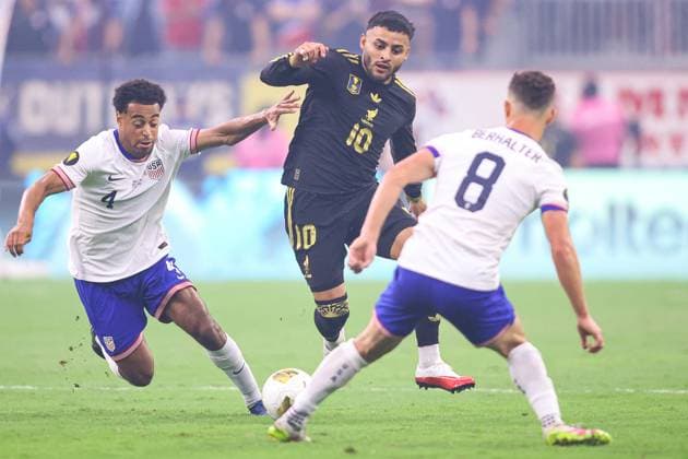 UNITED STATES VS MEXICO - COPA ORO - 06 JULIO 2025 HOUSTON,TEXAS. JULY 06th: Alexis Vega 10 of Mexico competes for the ball with Tyler Adams 4 of United States During the Final match between United States and Mexico in the Concacaf Gold Cup 2025, held at the NRG Stadium, in Houston,Texas (PHOTO BY FABIAN MEZA STRAFFON IMAGES IMAGO MANDATORY CREDIT EDITORIAL USE Copyright: xFABIANxMEZAx
