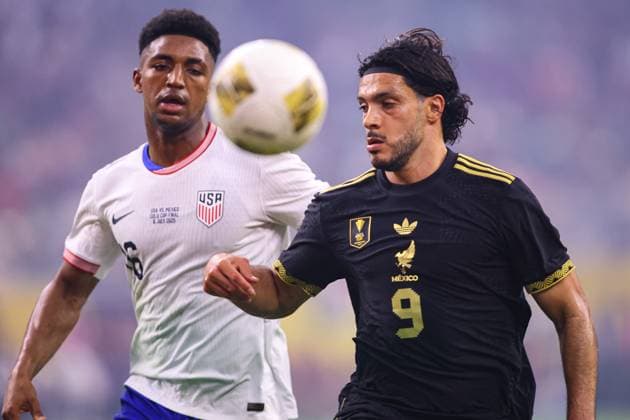 UNITED STATES VS MEXICO - COPA ORO - 06 JULIO 2025 HOUSTON,TEXAS. JULY 06th: Raul Jimenez 9 of Mexico competes for the ball with Alex Freeman 16 of United States During the Final match between United States and Mexico in the Concacaf Gold Cup 2025, held at the NRG Stadium, in Houston,Texas (PHOTO BY FABIAN MEZA STRAFFON IMAGES IMAGO MANDATORY CREDIT EDITORIAL USE Copyright: xFABIANxMEZAx