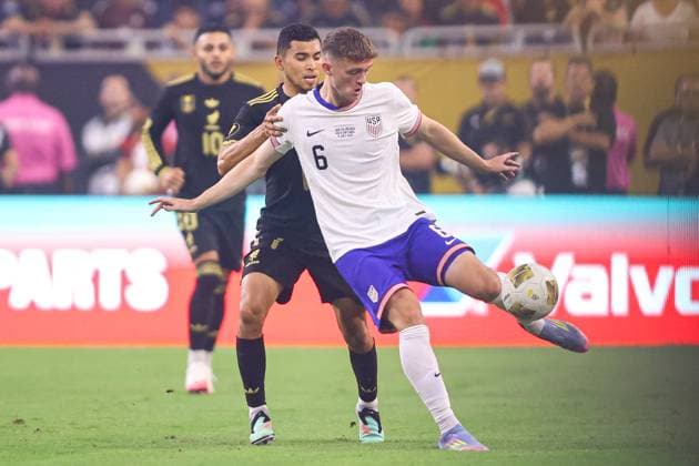 UNITED STATES VS MEXICO - COPA ORO - 06 JULIO 2025 HOUSTON,TEXAS. JULY 06th: Jack McGlynn 6 of United States competes for the ball with Orbelin Pineda 17 of Mexico During the Final match between United States and Mexico in the Concacaf Gold Cup 2025, held at the NRG Stadium, in Houston,Texas (PHOTO BY FABIAN MEZA STRAFFON IMAGES IMAGO MANDATORY CREDIT EDITORIAL USE Copyright: xFABIANxMEZAx