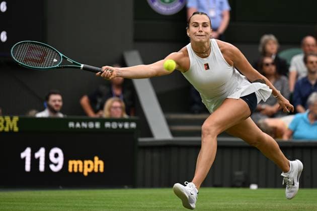 (250707) -- LONDON, July 7, 2025 -- Aryna Sabalenka hits a return during the women s singles fourth round match between Aryna Sabalenka of Belarus and Elise Mertens of Belgium at the Wimbledon Tennis Championships in London, Britain, July 6, 2025. ) (SP)BRITAIN-LONDON-TENNIS-WIMBLEDON-WOMEN S SINGLES ZhaoxDingzhe 