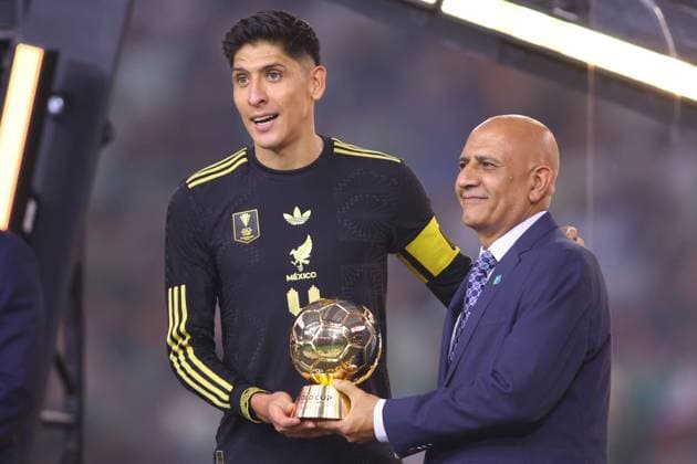 UNITED STATES VS MEXICO - COPA ORO - 06 JULIO 2025 HOUSTON,TEXAS. JULY 06th: Edson Alvarez 4 of Mexico receiving trophy During the Final match between United States and Mexico in the Concacaf Gold Cup 2025, held at the NRG Stadium, in Houston,Texas (PHOTO BY FABIAN MEZA STRAFFON IMAGES IMAGO MANDATORY CREDIT EDITORIAL USE Copyright: xFABIANxMEZAx