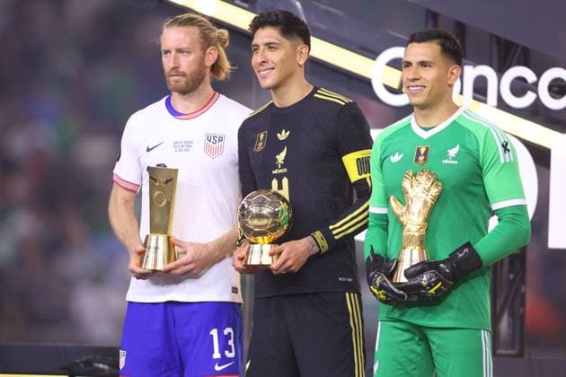 UNITED STATES VS MEXICO - COPA ORO - 06 JULIO 2025 HOUSTON,TEXAS. JULY 06th: Edson ALvarez 4 of Mexico, Tim Ream 13 of United States,Luis Malagon 1 of Mexico receiving trophy During the Final match between United States and Mexico in the Concacaf Gold Cup 2025, held at the NRG Stadium, in Houston,Texas (PHOTO BY FABIAN MEZA STRAFFON IMAGES IMAGO MANDATORY CREDIT EDITORIAL USE Copyright: xFABIANxMEZAx
