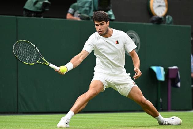 (250707) -- LONDON, July 7, 2025 -- Carlos Alcaraz hits a return during the men s singles fourth round match between Carlos Alcaraz of Spain and Andrey Rublev of Russia at the Wimbledon Tennis Championships in London, Britain, July 6, 2025. ) (SP)BRITAIN-LONDON-TENNIS-WIMBLEDON-MEN S SINGLES ZhaoxDingzhe 