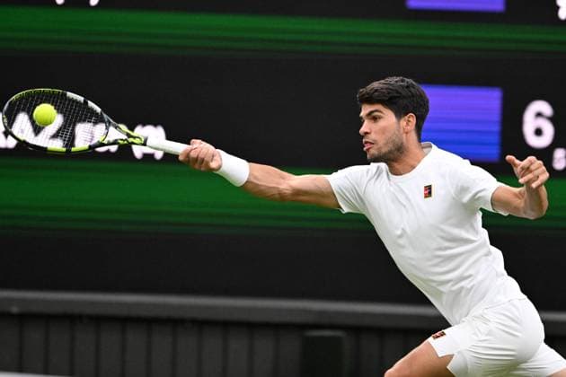 (250707) -- LONDON, July 7, 2025 -- Carlos Alcaraz hits a return during the men s singles fourth round match between Carlos Alcaraz of Spain and Andrey Rublev of Russia at the Wimbledon Tennis Championships in London, Britain, July 6, 2025. ) (SP)BRITAIN-LONDON-TENNIS-WIMBLEDON-MEN S SINGLES ZhaoxDingzhe 