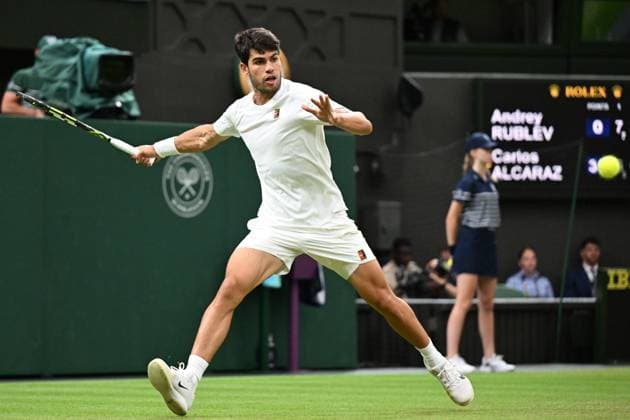 (250707) -- LONDON, July 7, 2025 -- Carlos Alcaraz hits a return during the men s singles fourth round match between Carlos Alcaraz of Spain and Andrey Rublev of Russia at the Wimbledon Tennis Championships in London, Britain, July 6, 2025. ) (SP)BRITAIN-LONDON-TENNIS-WIMBLEDON-MEN S SINGLES ZhaoxDingzhe 