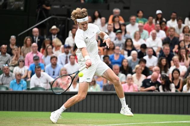 (250707) -- LONDON, July 7, 2025 -- Andrey Rublev hits a return during the men s singles fourth round match between Carlos Alcaraz of Spain and Andrey Rublev of Russia at the Wimbledon Tennis Championships in London, Britain, July 6, 2025. ) (SP)BRITAIN-LONDON-TENNIS-WIMBLEDON-MEN S SINGLES ZhaoxDingzhe 