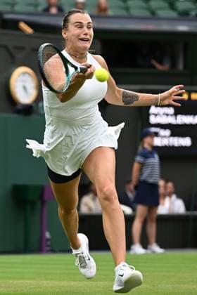 (250707) -- LONDON, July 7, 2025 -- Aryna Sabalenka hits a return during the women s singles fourth round match between Aryna Sabalenka of Belarus and Elise Mertens of Belgium at the Wimbledon Tennis Championships in London, Britain, July 6, 2025. ) (SP)BRITAIN-LONDON-TENNIS-WIMBLEDON-WOMEN S SINGLES ZhaoxDingzhe 